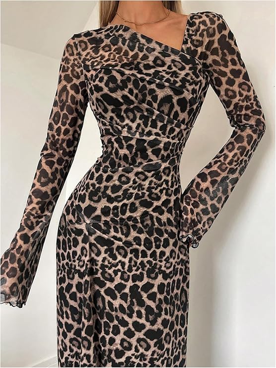 Maxikleid-mit-leopardenmuster-langen-transparenten-ärmeln-und-taillierter-silhouette-für-einen-modischen-und-markanten-look.