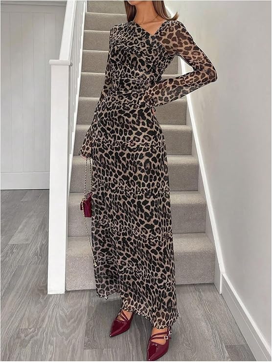 Maxikleid-mit-leopardenmuster-langen-transparenten-ärmeln-und-taillierter-silhouette-für-einen-modischen-und-markanten-look.