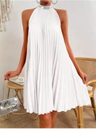 Plissiertes-Halterkleid-mit-ausgestelltem-Schnitt-und-glitzerndem-Kragen-für-einen-eleganten-und-luftigen-Look.