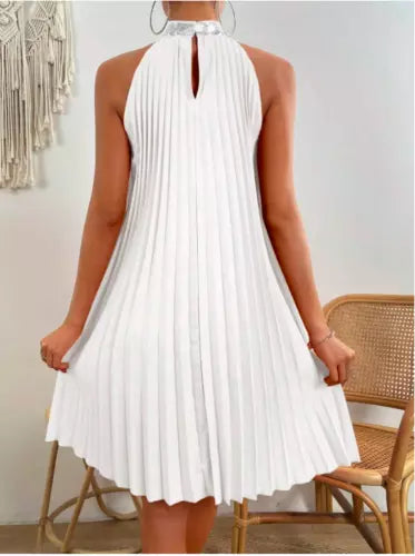 Plissiertes-Halterkleid-mit-ausgestelltem-Schnitt-und-glitzerndem-Kragen-für-einen-eleganten-und-luftigen-Look.