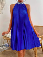 Plissiertes-Halterkleid-mit-ausgestelltem-Schnitt-und-glitzerndem-Kragen-für-einen-eleganten-und-luftigen-Look.