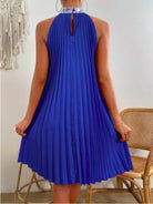 Plissiertes-Halterkleid-mit-ausgestelltem-Schnitt-und-glitzerndem-Kragen-für-einen-eleganten-und-luftigen-Look.