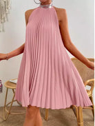 Plissiertes-Halterkleid-mit-ausgestelltem-Schnitt-und-glitzerndem-Kragen-für-einen-eleganten-und-luftigen-Look.