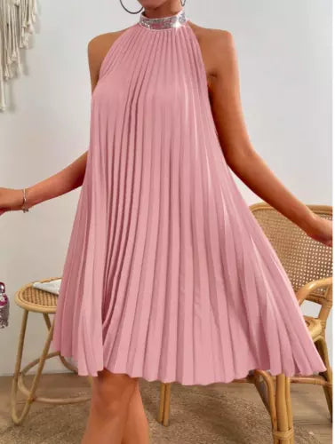 Plissiertes-Halterkleid-mit-ausgestelltem-Schnitt-und-glitzerndem-Kragen-für-einen-eleganten-und-luftigen-Look.