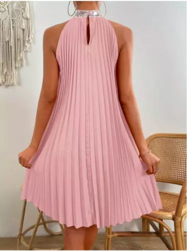 Plissiertes-Halterkleid-mit-ausgestelltem-Schnitt-und-glitzerndem-Kragen-für-einen-eleganten-und-luftigen-Look.