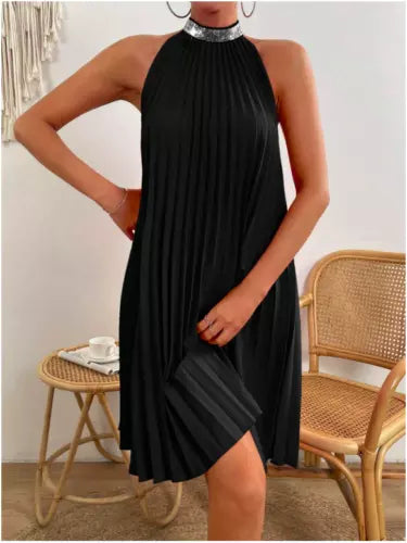 Plissiertes-Halterkleid-mit-ausgestelltem-Schnitt-und-glitzerndem-Kragen-für-einen-eleganten-und-luftigen-Look.