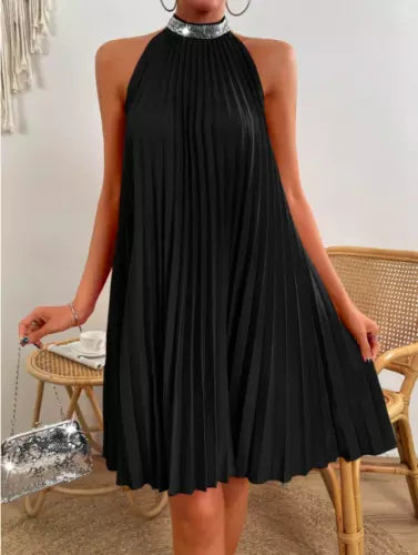 Plissiertes-Halterkleid-mit-ausgestelltem-Schnitt-und-glitzerndem-Kragen-für-einen-eleganten-und-luftigen-Look.
