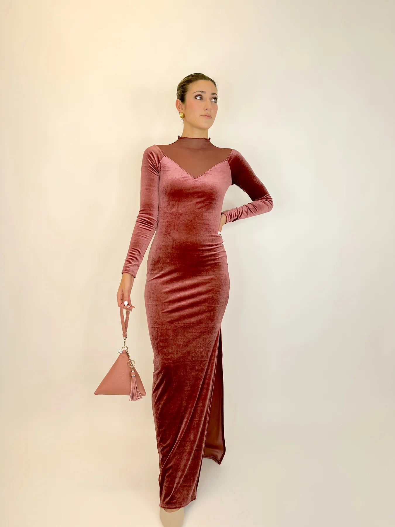 Elegantes–Weihnachtskleid–aus–Samt–in–Rosé–Maxilänge–langarm–mit–Mesh–Details–ideal–für–festliche–Anlässe.