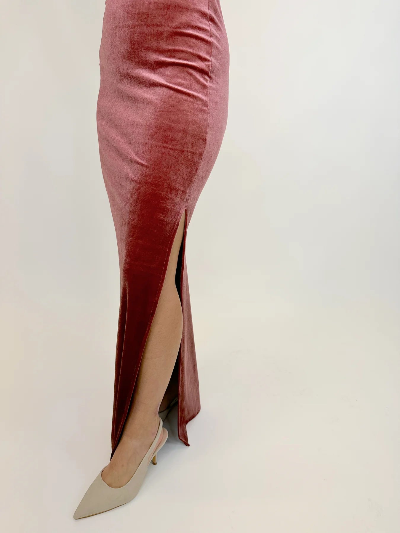 Elegantes–Weihnachtskleid–aus–Samt–in–Rosé–Maxilänge–langarm–mit–Mesh–Details–ideal–für–festliche–Anlässe.