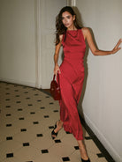 Satin-Maxikleid-mit-halter-ausschnitt-und-taillierter-silhouette-für-einen-eleganten-und-glamourösen-look.