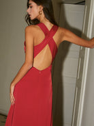 Satin-Maxikleid-mit-halter-ausschnitt-und-taillierter-silhouette-für-einen-eleganten-und-glamourösen-look.