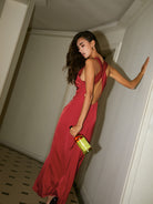 Satin-Maxikleid-mit-halter-ausschnitt-und-taillierter-silhouette-für-einen-eleganten-und-glamourösen-look.