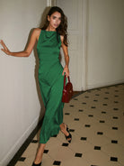 Satin-Maxikleid-mit-halter-ausschnitt-und-taillierter-silhouette-für-einen-eleganten-und-glamourösen-look.