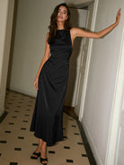Satin-Maxikleid-mit-halter-ausschnitt-und-taillierter-silhouette-für-einen-eleganten-und-glamourösen-look.