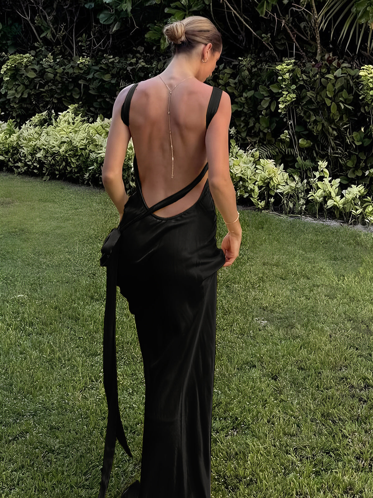 Satin-Maxikleid-mit-rückenfreiem-design-und-spaghettiträgern-für-einen-eleganten-und-luxuriösen-look.