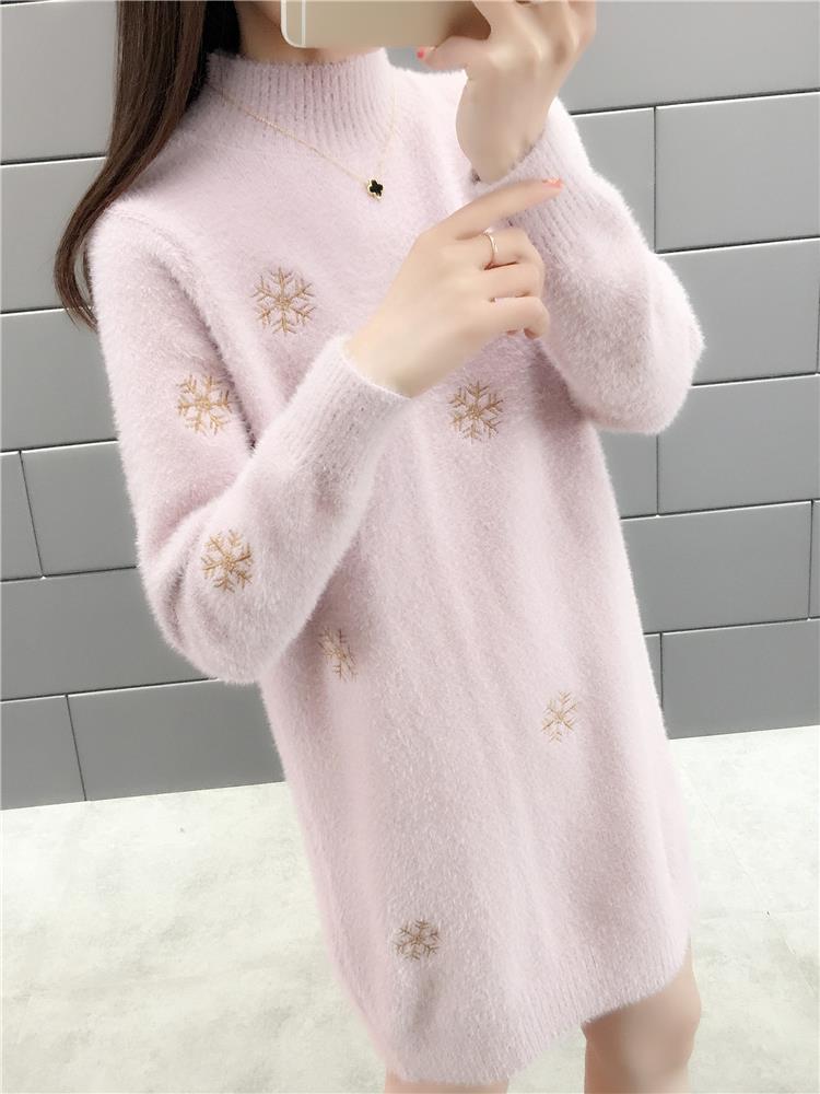 Kuscheliges-Strickkleid-mit-schneeflockenstickerei-und-langärmeligem-design-für-einen-warmen-und-festlichen-look.