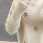 Kuscheliges-Strickkleid-mit-schneeflockenstickerei-und-langärmeligem-design-für-einen-warmen-und-festlichen-look.