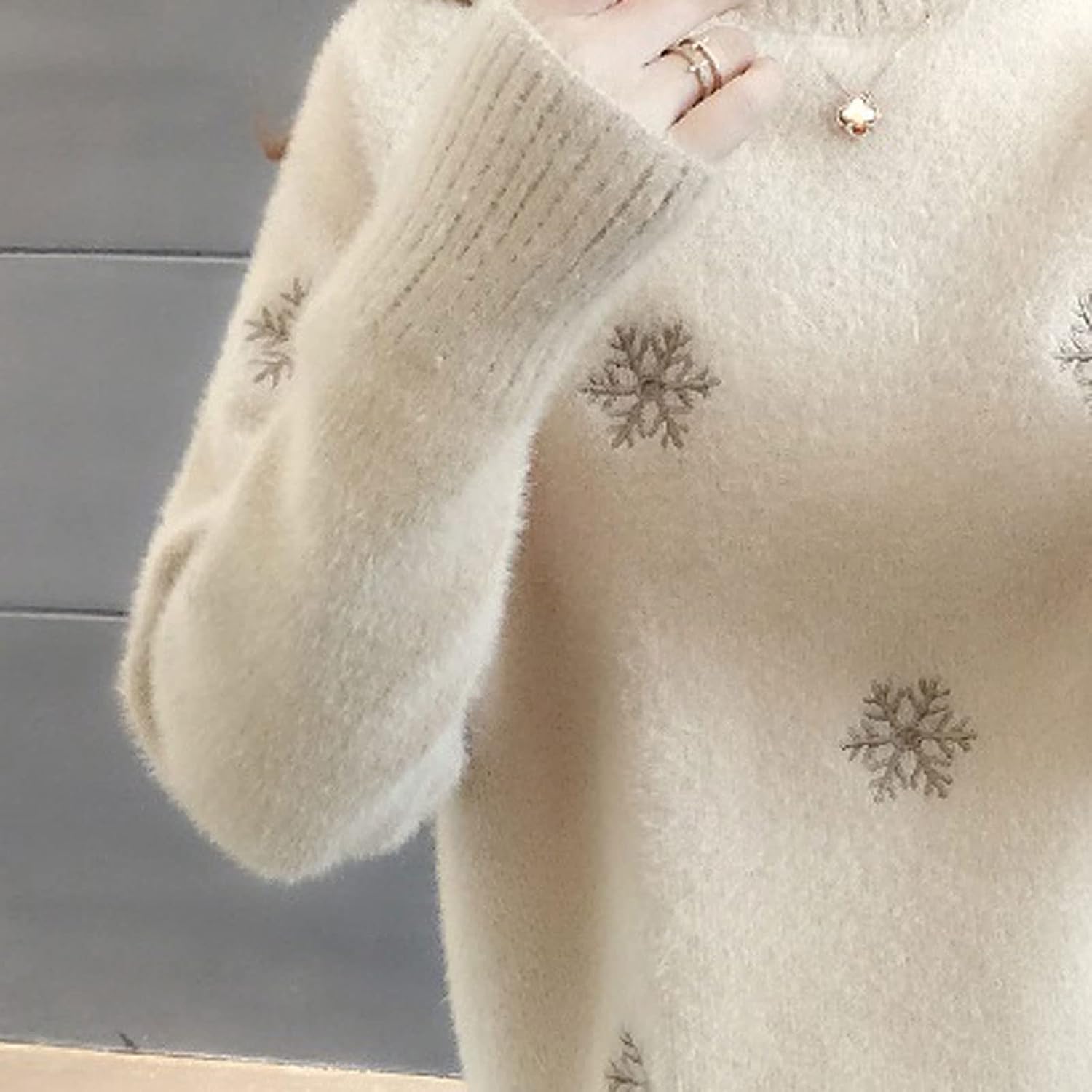Kuscheliges-Strickkleid-mit-schneeflockenstickerei-und-langärmeligem-design-für-einen-warmen-und-festlichen-look.