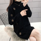 Kuscheliges-Strickkleid-mit-schneeflockenstickerei-und-langärmeligem-design-für-einen-warmen-und-festlichen-look.