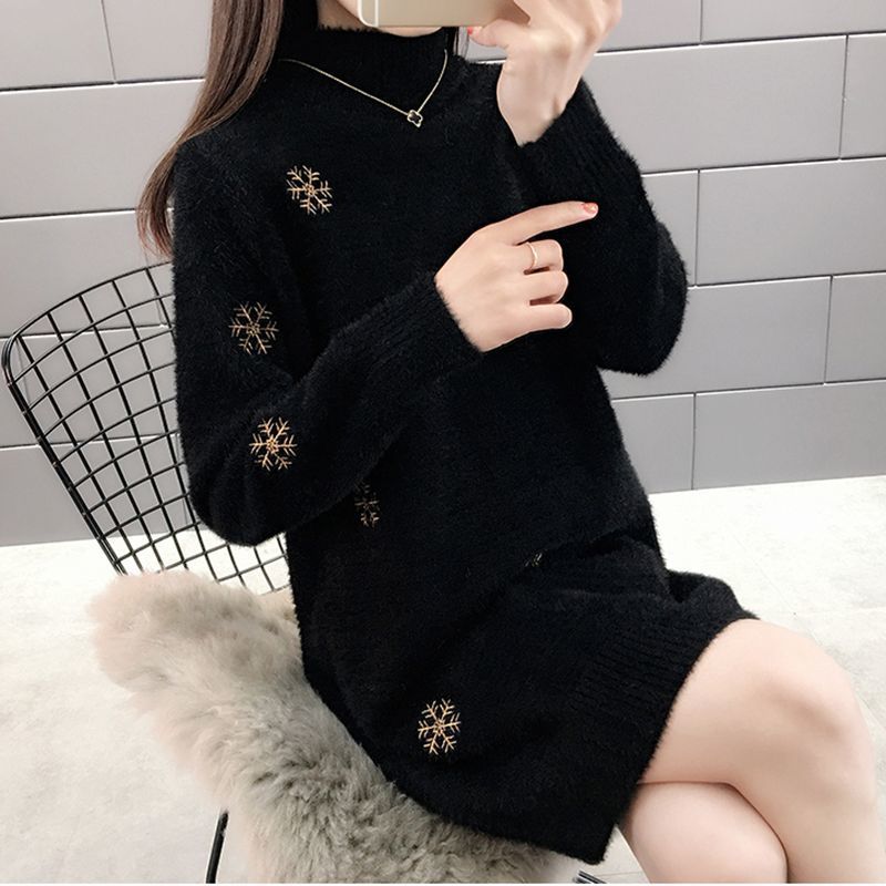 Kuscheliges-Strickkleid-mit-schneeflockenstickerei-und-langärmeligem-design-für-einen-warmen-und-festlichen-look.