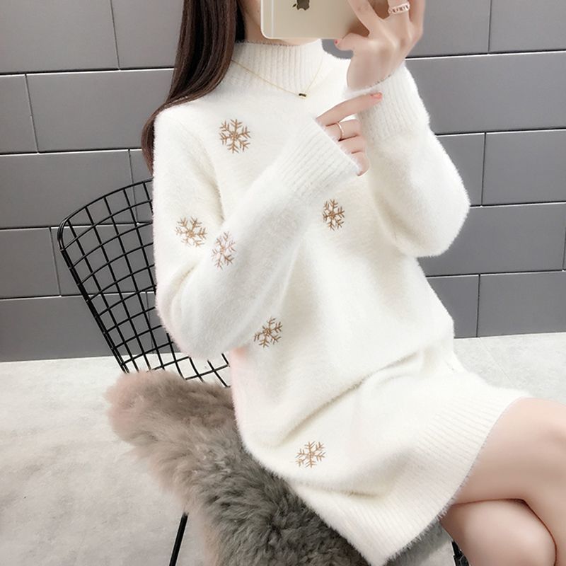 Kuscheliges-Strickkleid-mit-schneeflockenstickerei-und-langärmeligem-design-für-einen-warmen-und-festlichen-look.
