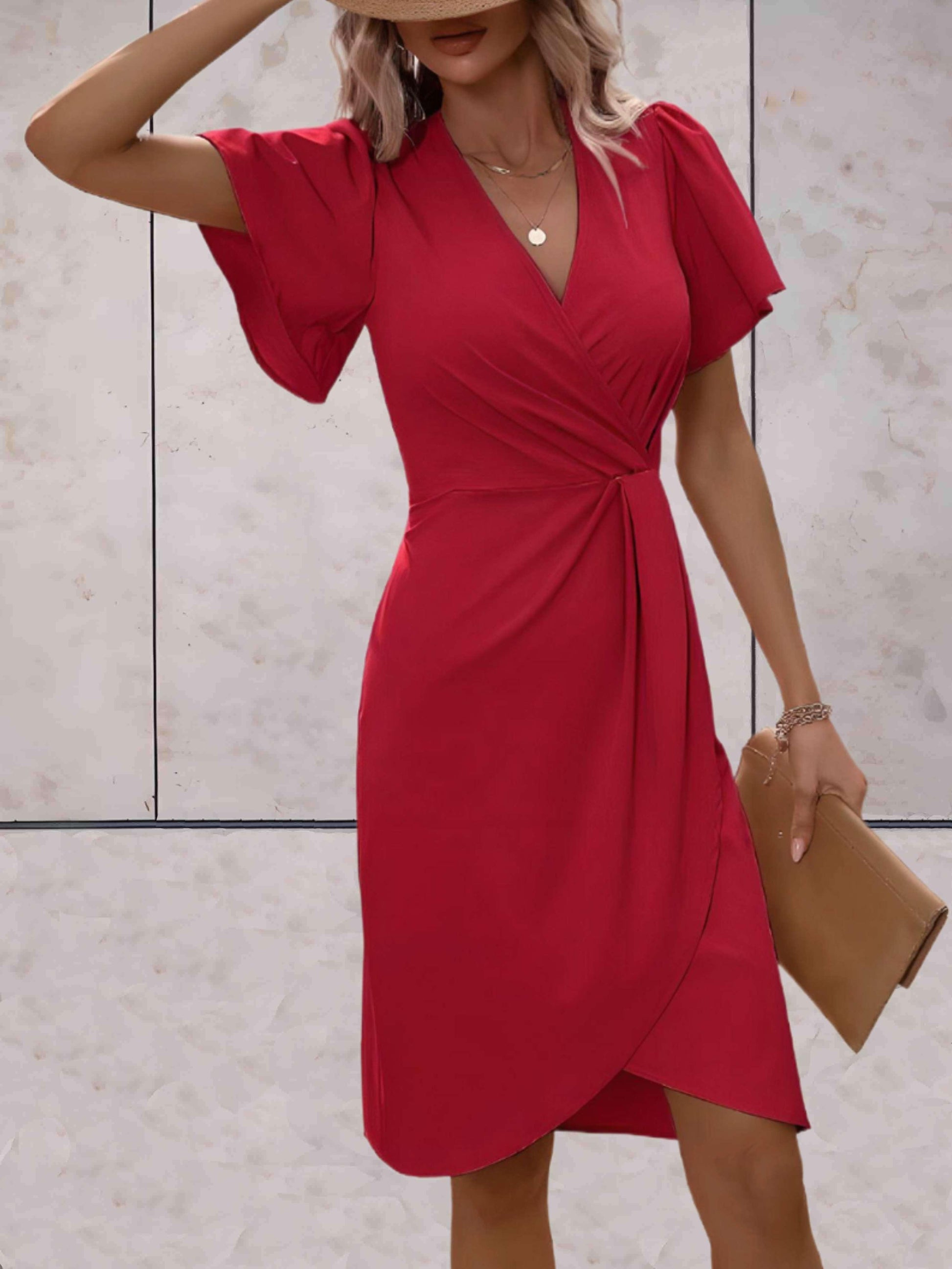 Wickelkleid-mit-kurzen-ärmeln-taillierter-passform-und-kurz-geschnittenem-vorderteil-für-einen-schlichten-und-femininen-look.