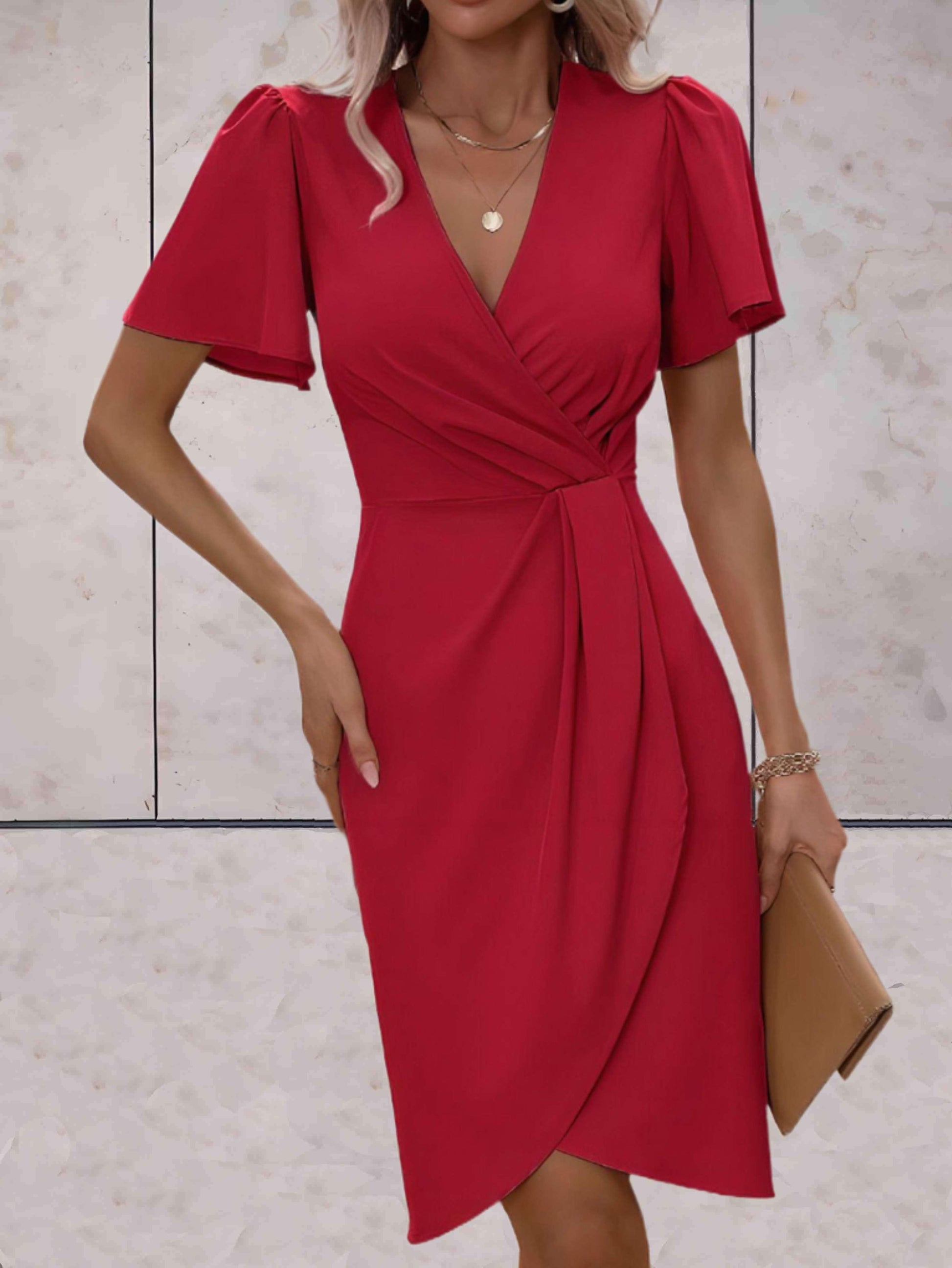 Wickelkleid-mit-kurzen-ärmeln-taillierter-passform-und-kurz-geschnittenem-vorderteil-für-einen-schlichten-und-femininen-look.