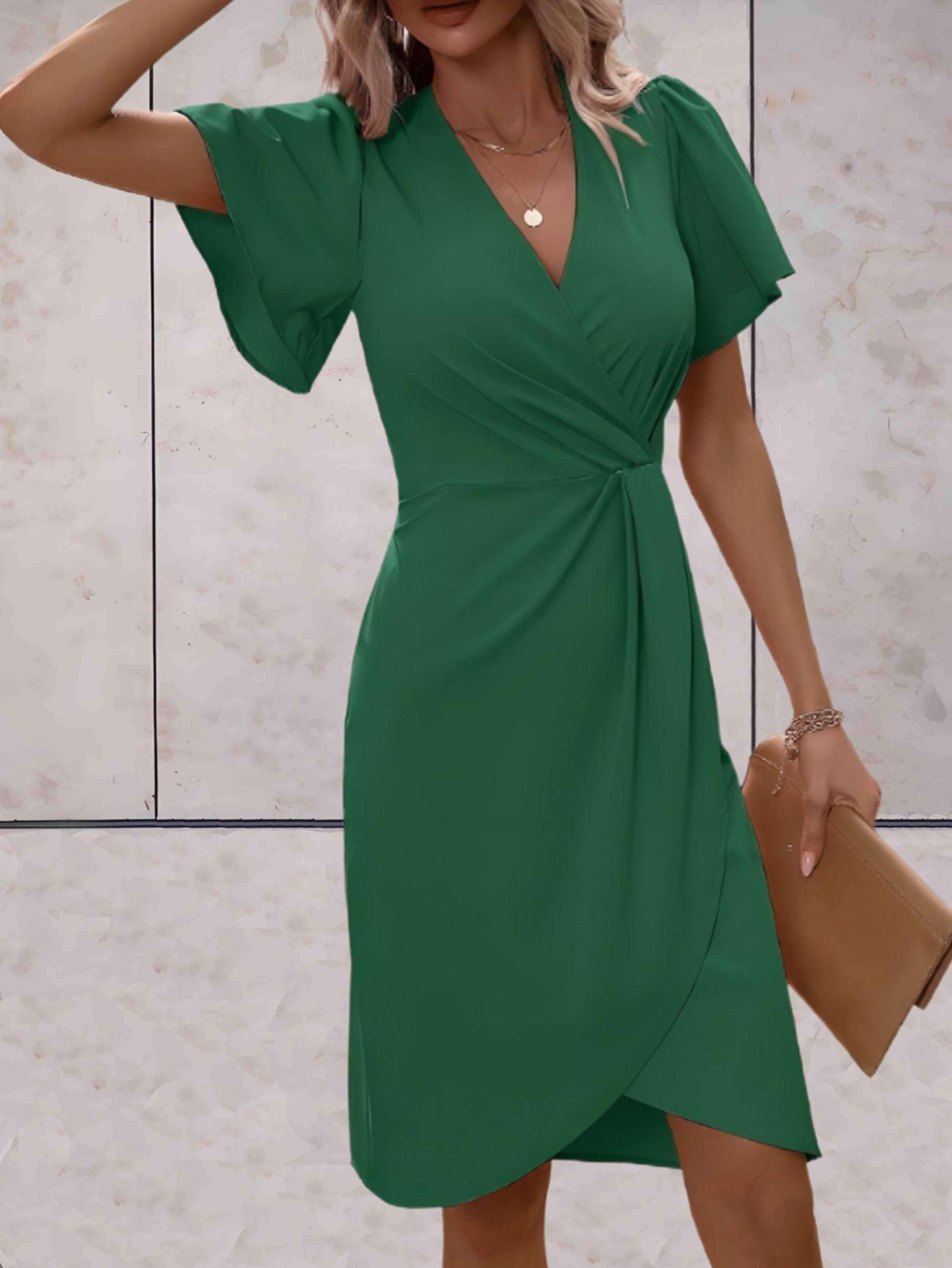 Wickelkleid-mit-kurzen-ärmeln-taillierter-passform-und-kurz-geschnittenem-vorderteil-für-einen-schlichten-und-femininen-look.