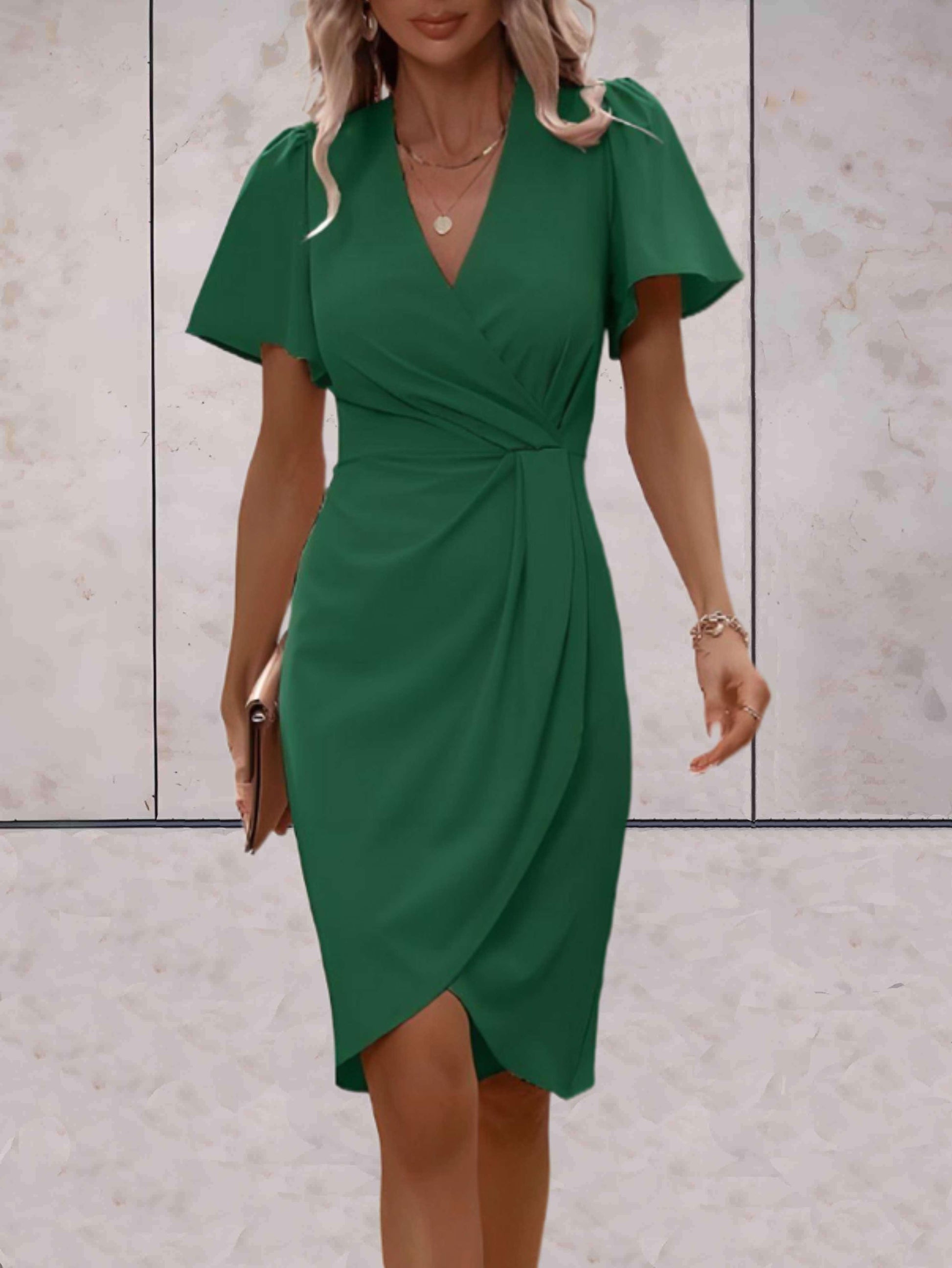 Wickelkleid-mit-kurzen-ärmeln-taillierter-passform-und-kurz-geschnittenem-vorderteil-für-einen-schlichten-und-femininen-look.