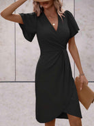 Wickelkleid-mit-kurzen-ärmeln-taillierter-passform-und-kurz-geschnittenem-vorderteil-für-einen-schlichten-und-femininen-look.