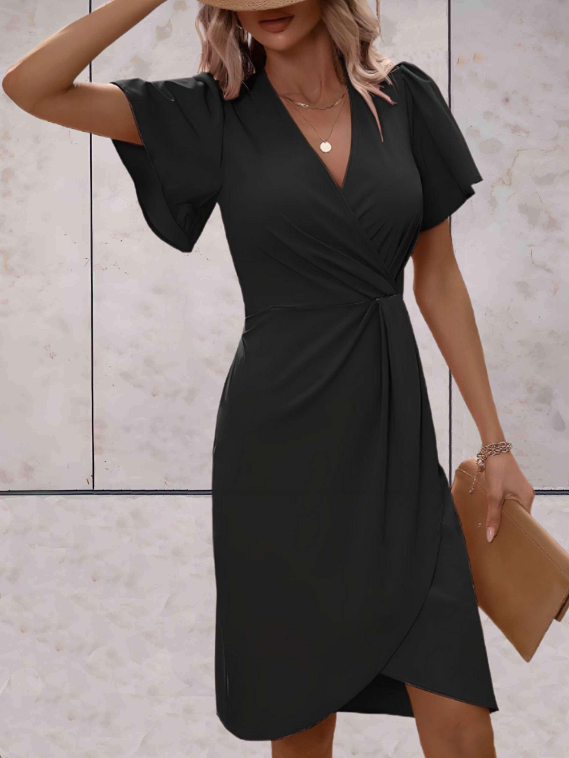 Wickelkleid-mit-kurzen-ärmeln-taillierter-passform-und-kurz-geschnittenem-vorderteil-für-einen-schlichten-und-femininen-look.