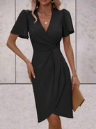 Wickelkleid-mit-kurzen-ärmeln-taillierter-passform-und-kurz-geschnittenem-vorderteil-für-einen-schlichten-und-femininen-look.