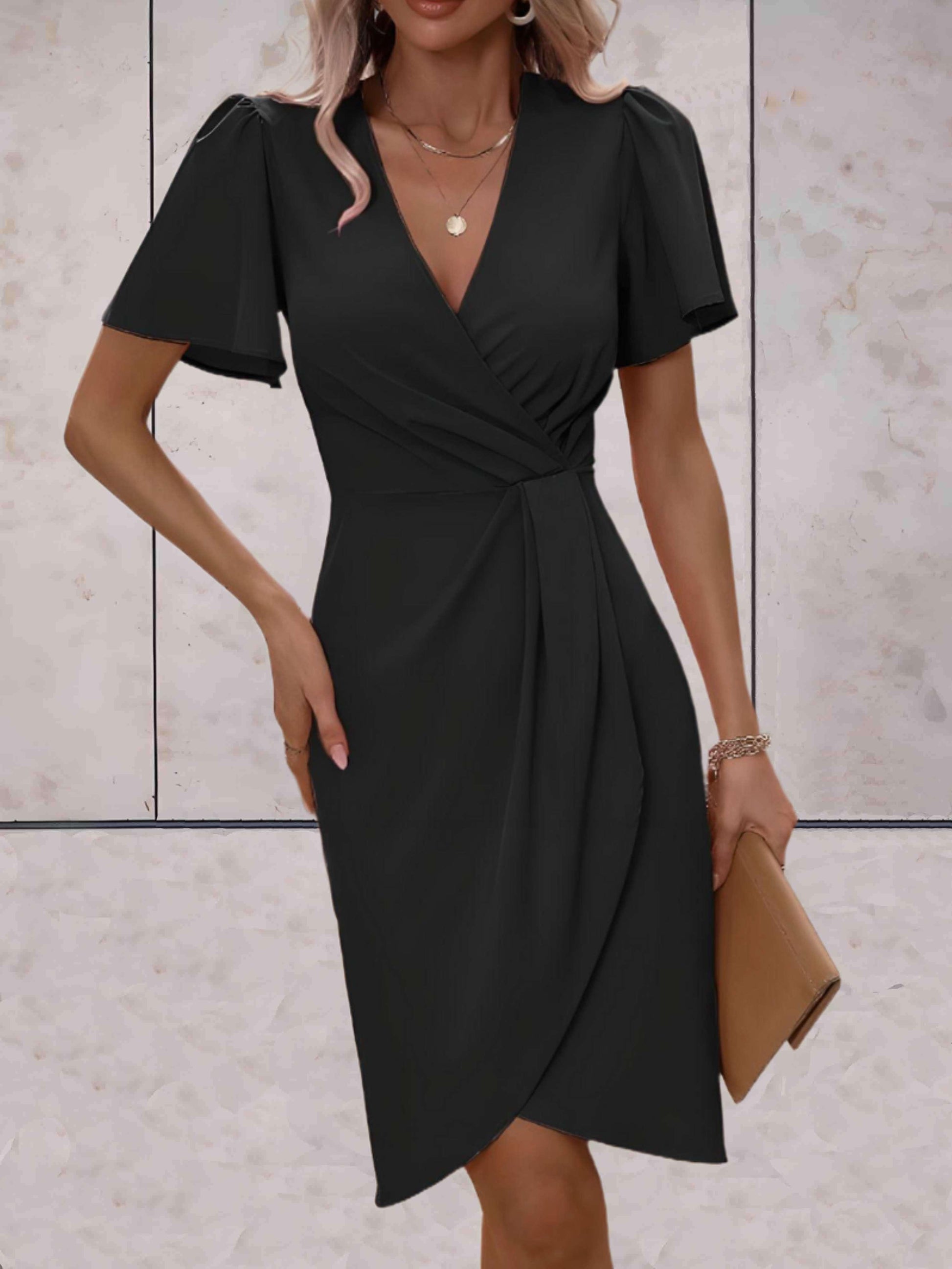 Wickelkleid-mit-kurzen-ärmeln-taillierter-passform-und-kurz-geschnittenem-vorderteil-für-einen-schlichten-und-femininen-look.