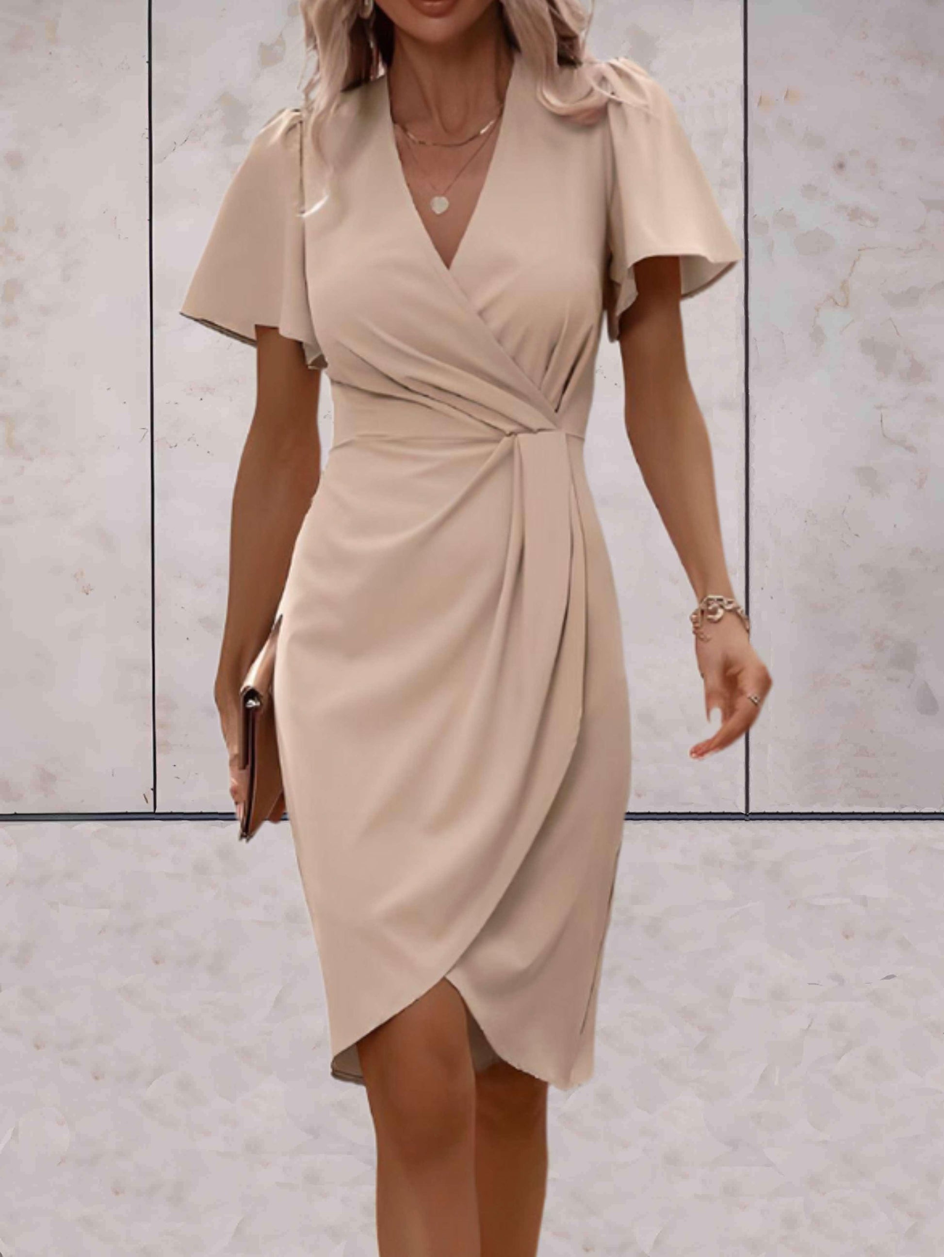 Wickelkleid-mit-kurzen-ärmeln-taillierter-passform-und-kurz-geschnittenem-vorderteil-für-einen-schlichten-und-femininen-look.
