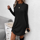 Eine-Frau-trägt-ein-schwarzes-Strickkleid-mit-langen-Ärmeln-und-Knotendetail.
