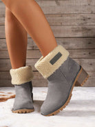 Stiefeletten-mit-warmem-Fellfutter-und-Blockabsatz,-ideal-für-einen-stilvollen-und-wärmenden-Winter-Look.