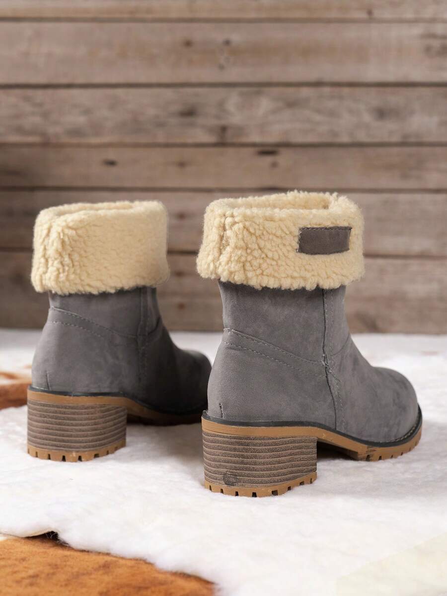 Stiefeletten-mit-warmem-Fellfutter-und-Blockabsatz,-ideal-für-einen-stilvollen-und-wärmenden-Winter-Look.