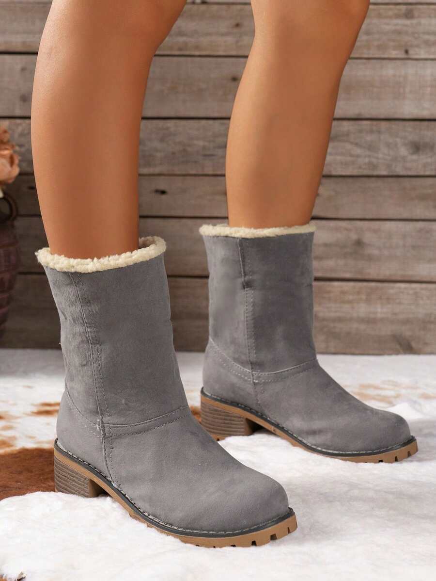 Stiefeletten-mit-warmem-Fellfutter-und-Blockabsatz,-ideal-für-einen-stilvollen-und-wärmenden-Winter-Look.