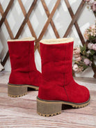 Stiefeletten-mit-warmem-Fellfutter-und-Blockabsatz,-ideal-für-einen-stilvollen-und-wärmenden-Winter-Look.
