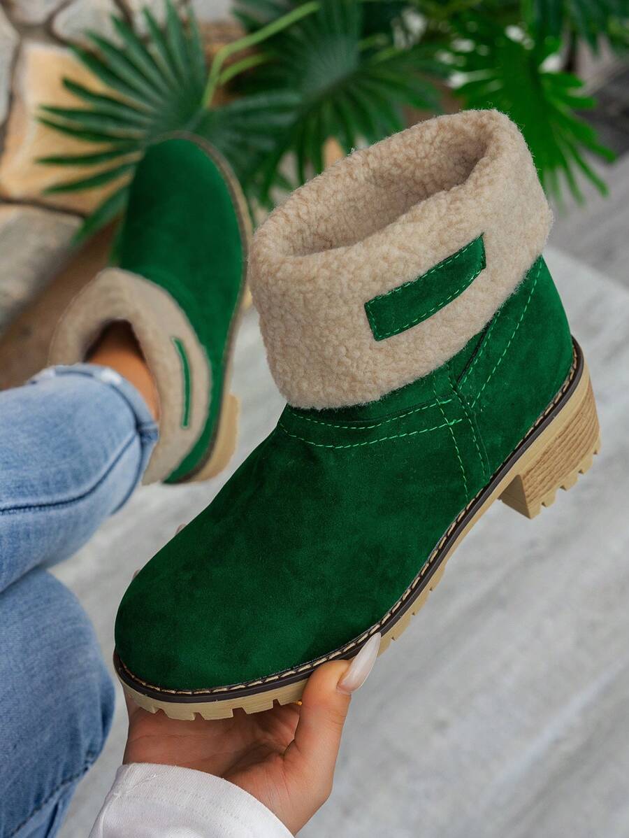 Stiefeletten-mit-warmem-Fellfutter-und-Blockabsatz,-ideal-für-einen-stilvollen-und-wärmenden-Winter-Look.