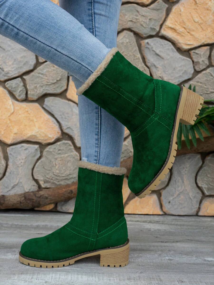 Stiefeletten-mit-warmem-Fellfutter-und-Blockabsatz,-ideal-für-einen-stilvollen-und-wärmenden-Winter-Look.
