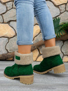Stiefeletten-mit-warmem-Fellfutter-und-Blockabsatz,-ideal-für-einen-stilvollen-und-wärmenden-Winter-Look.