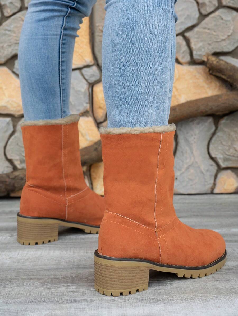 Stiefeletten-mit-warmem-Fellfutter-und-Blockabsatz,-ideal-für-einen-stilvollen-und-wärmenden-Winter-Look.