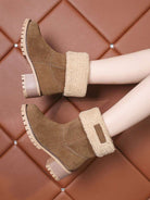Stiefeletten-mit-warmem-Fellfutter-und-Blockabsatz,-ideal-für-einen-stilvollen-und-wärmenden-Winter-Look.
