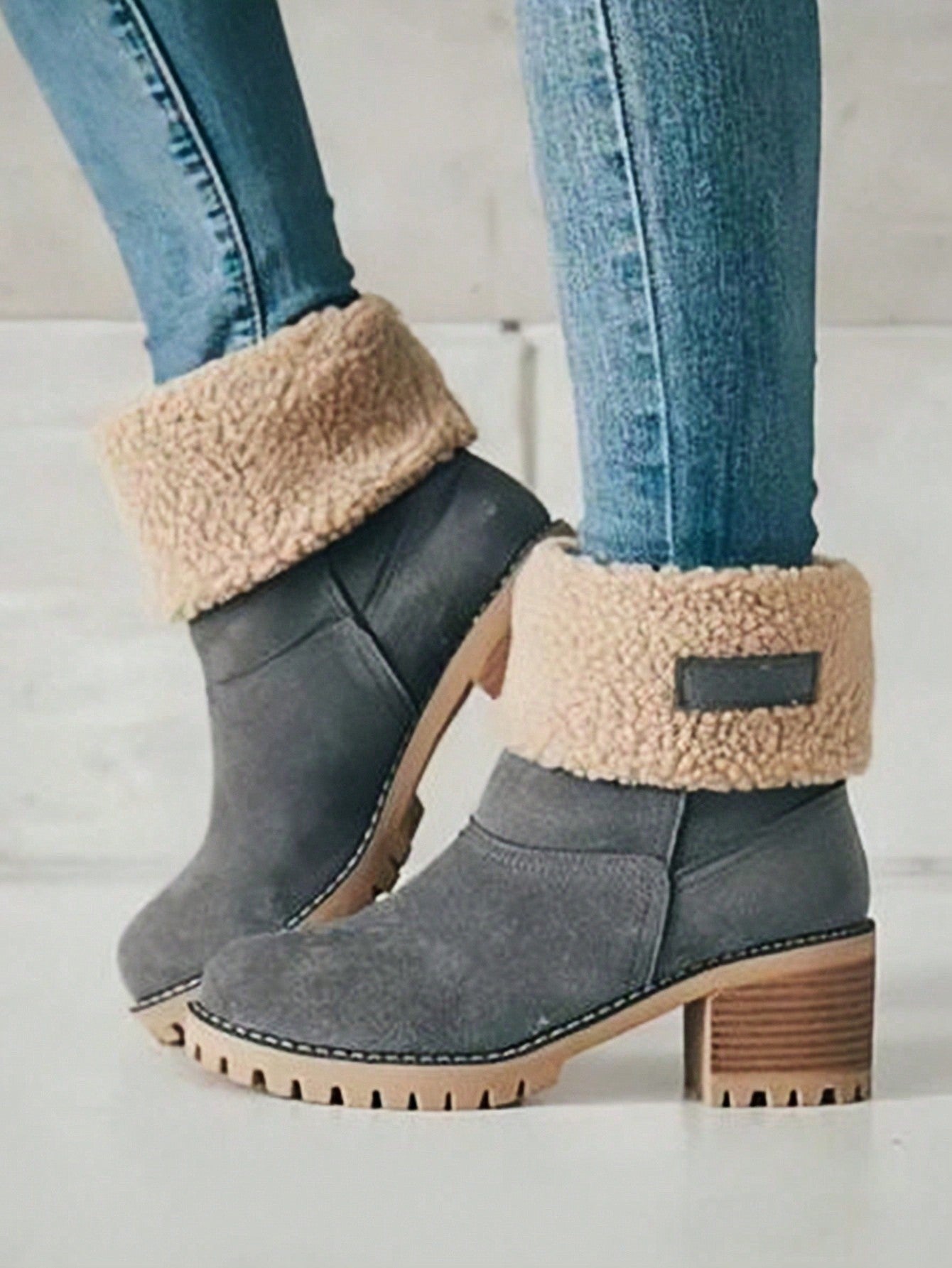 Stiefeletten-mit-warmem-Fellfutter-und-Blockabsatz,-ideal-für-einen-stilvollen-und-wärmenden-Winter-Look.