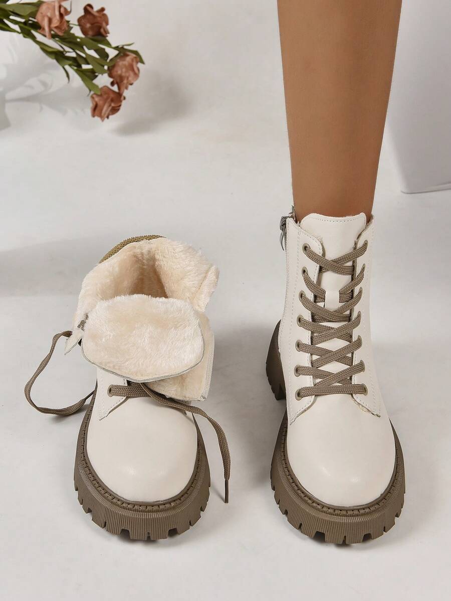 Stylische-Schnürstiefel-mit-seitlichem-Reißverschluss-und-geriffelter-Sohle,-perfekt-für-einen-trendigen-Winterlook.