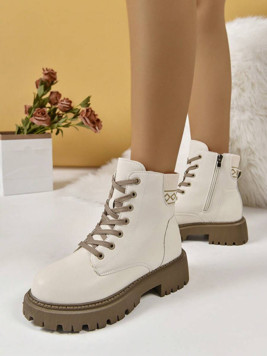 Stylische-Schnürstiefel-mit-seitlichem-Reißverschluss-und-geriffelter-Sohle,-perfekt-für-einen-trendigen-Winterlook.