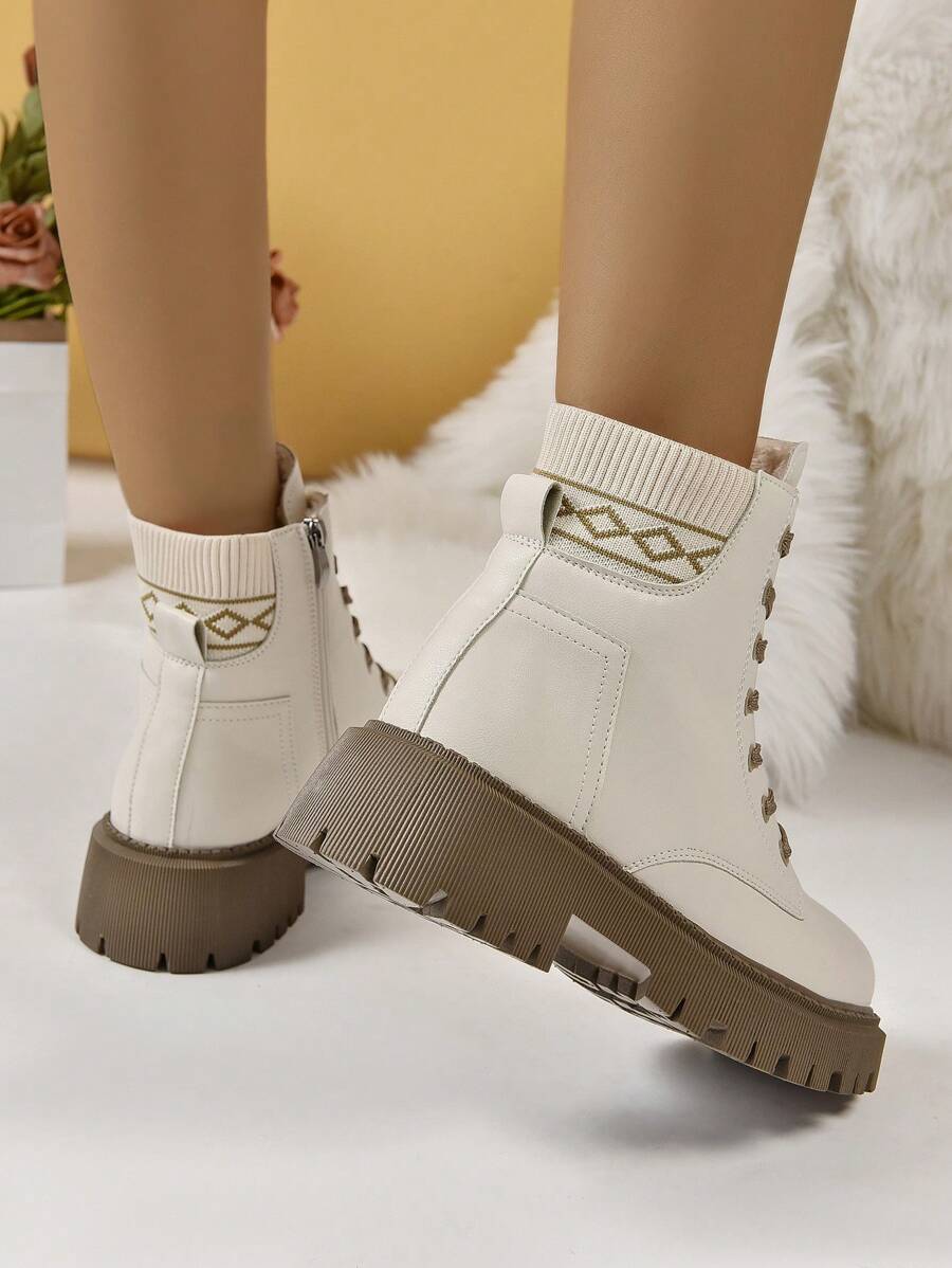 Stylische-Schnürstiefel-mit-seitlichem-Reißverschluss-und-geriffelter-Sohle,-perfekt-für-einen-trendigen-Winterlook.
