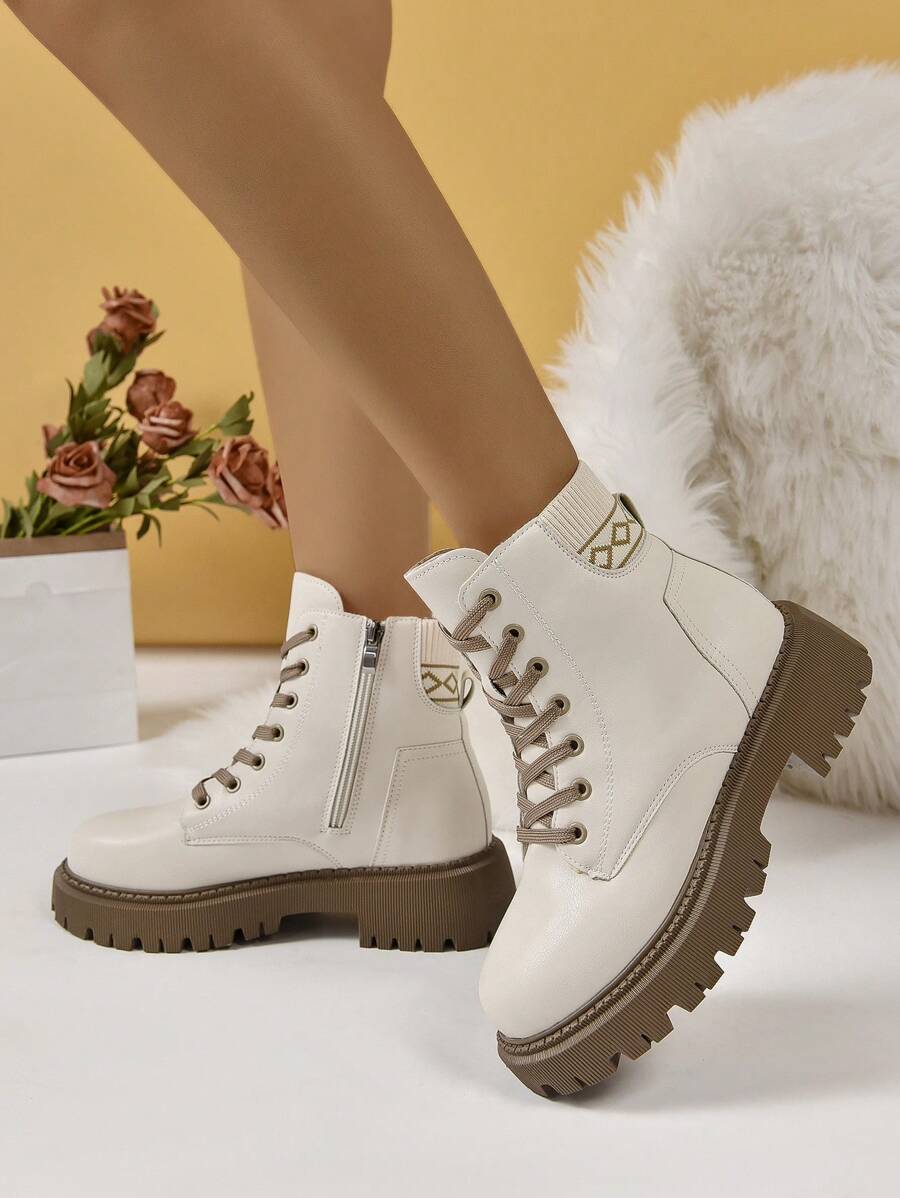 Stylische-Schnürstiefel-mit-seitlichem-Reißverschluss-und-geriffelter-Sohle,-perfekt-für-einen-trendigen-Winterlook.