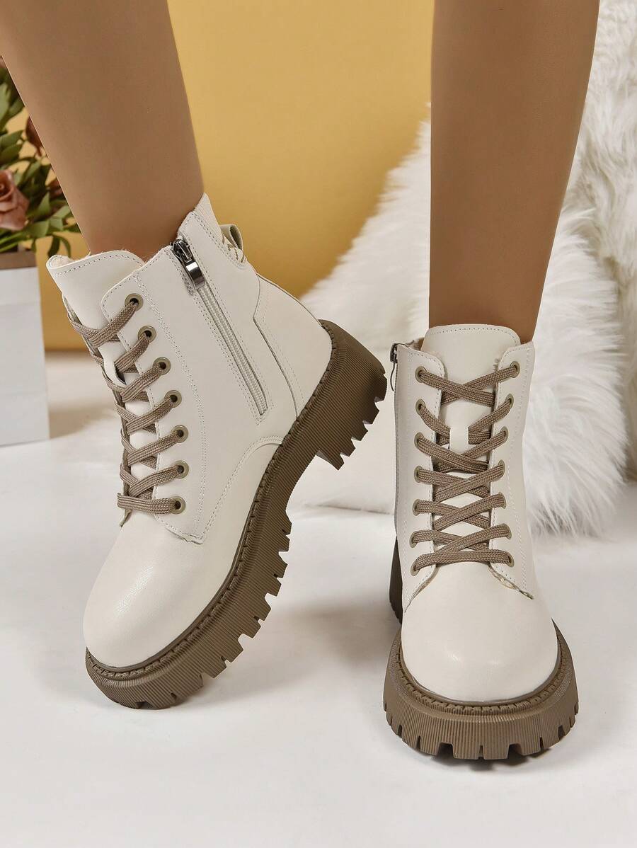 Stylische-Schnürstiefel-mit-seitlichem-Reißverschluss-und-geriffelter-Sohle,-perfekt-für-einen-trendigen-Winterlook.